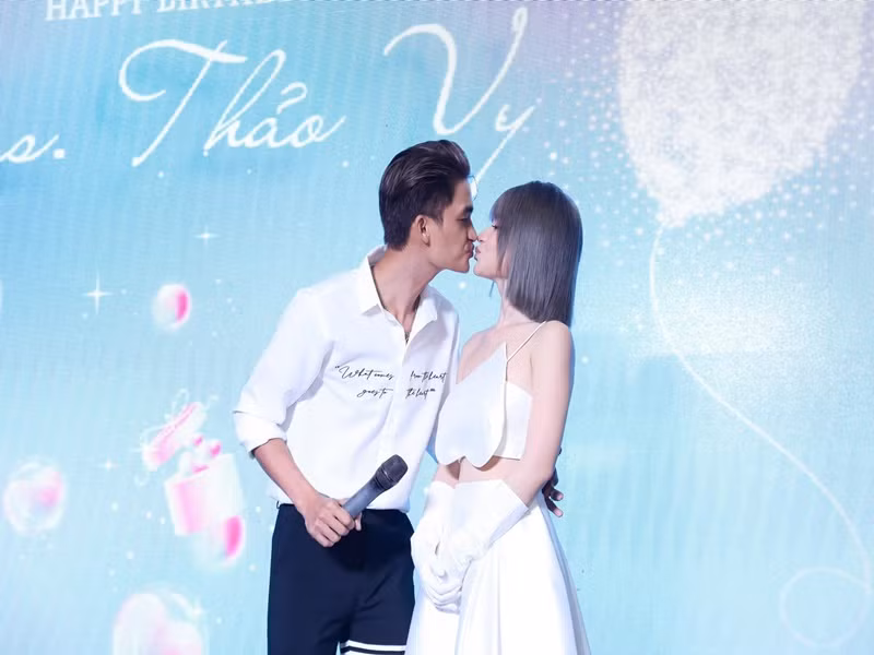 Vợ chồng Mạc Văn Khoa ngày càng mặn nồng sau gần chục năm gắn bó.