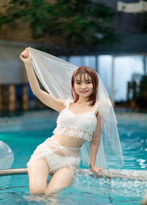 Trở thành mẹ bỉm sữa, Thảo Vy không ngại khoe vóc dáng trong trang phục áo tắm.