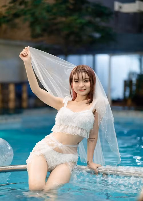 Trở thành mẹ bỉm sữa, Thảo Vy không ngại khoe vóc dáng trong trang phục áo tắm.