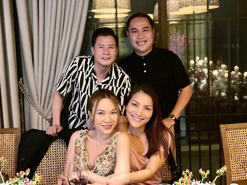 Nam ca sĩ còn sử dụng trang cá nhân để đăng tải hình ảnh bên người thân, bạn bè, đồng nghiệp. Ảnh: FBNV