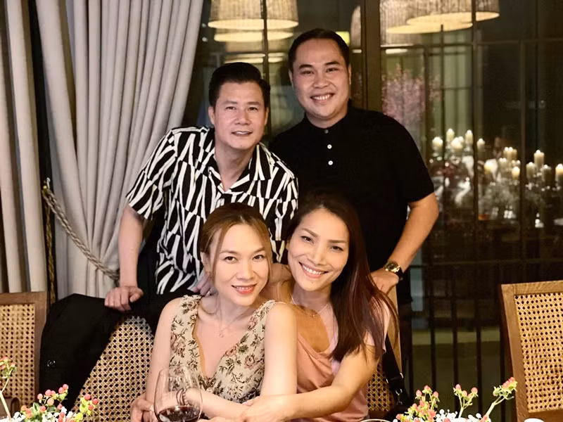 Nam ca sĩ còn sử dụng trang cá nhân để đăng tải hình ảnh bên người thân, bạn bè, đồng nghiệp. Ảnh: FBNV