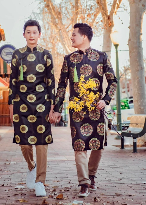 Gần đây, nam ca sĩ thú nhận, hiện tại anh khó tiếp xúc với con trai 15 tuổi. Khi Bảo Nam còn nhỏ, đi đâu Quang Dũng cũng có thể chở con đi, nhưng giờ Bảo Nam thích tự làm mọi thứ. Ban đầu, Quang Dũng rất buồn và chạnh lòng, sợ con không gần gũi mình. Tuy nhiên, sau đó suy xét lại, nam ca sĩ thấy đó là chuyện bình thường. Ảnh: FBNV