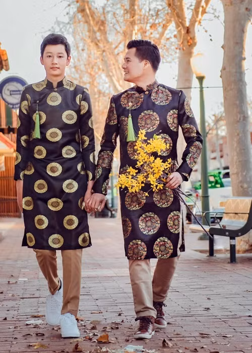 Gần đây, nam ca sĩ thú nhận, hiện tại anh khó tiếp xúc với con trai 15 tuổi. Khi Bảo Nam còn nhỏ, đi đâu Quang Dũng cũng có thể chở con đi, nhưng giờ Bảo Nam thích tự làm mọi thứ. Ban đầu, Quang Dũng rất buồn và chạnh lòng, sợ con không gần gũi mình. Tuy nhiên, sau đó suy xét lại, nam ca sĩ thấy đó là chuyện bình thường. Ảnh: FBNV