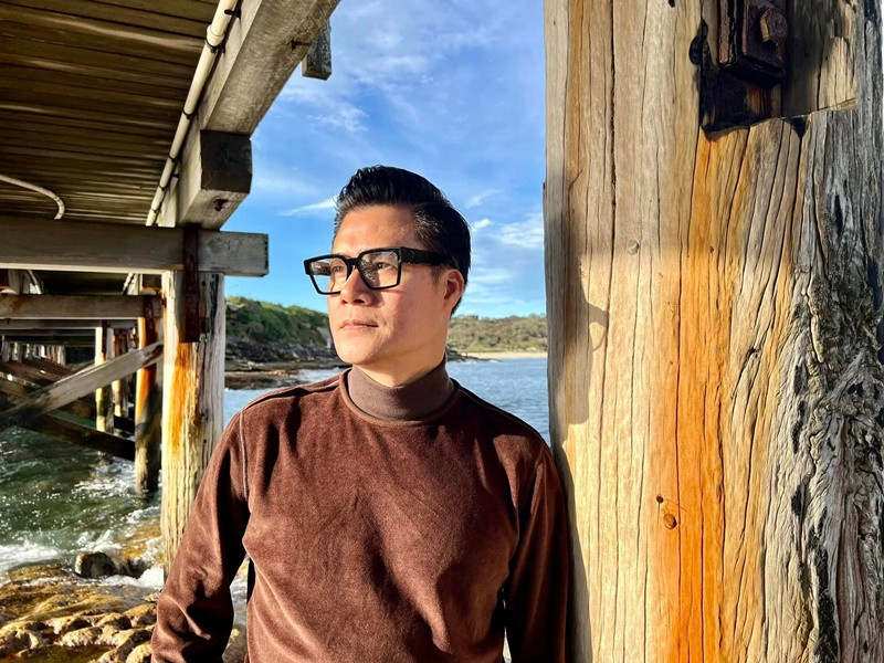 “Lịch diễn dày đặc, tôi phải uống thuốc ngủ, nếu không ngày hôm sau không hát nổi. Cứ thế, tôi uống 1 viên, rồi 2 viên. Hiện tại, tôi phải uống 4 viên thuốc ngủ/đêm mới ngủ được. Đêm nào tôi cũng nằm trằn trọc đến 2 - 3h sáng. Càng lo lắng, tôi càng khó ngủ”, anh tâm sự. Ảnh: FBNV