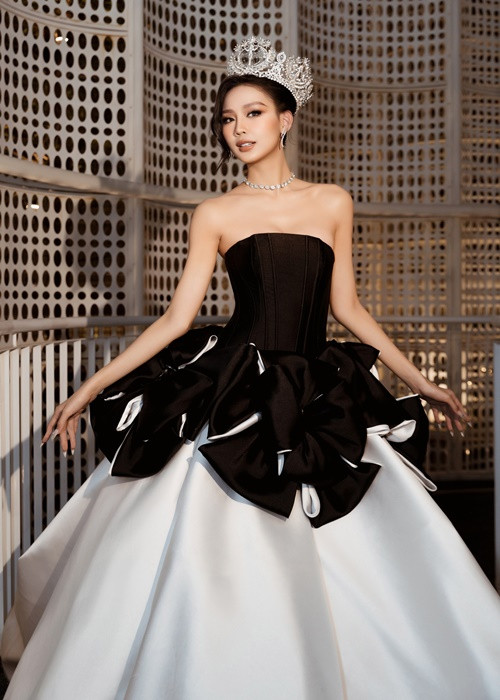 Là mỹ nhân Việt đầu tiên giành vương miện Hoa hậu Liên lục địa cũng như là đại diện Việt Nam hiếm hoi đăng quang ở đấu trường nhan sắc quốc tế, Lê Nguyễn Bảo Ngọc phủ sóng truyền thông trong nước và quốc tế.