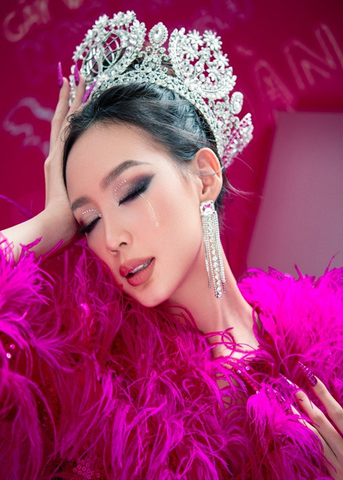 Người đẹp sinh năm 2001 chăm làm mới hình ảnh kể từ khi đăng quang.