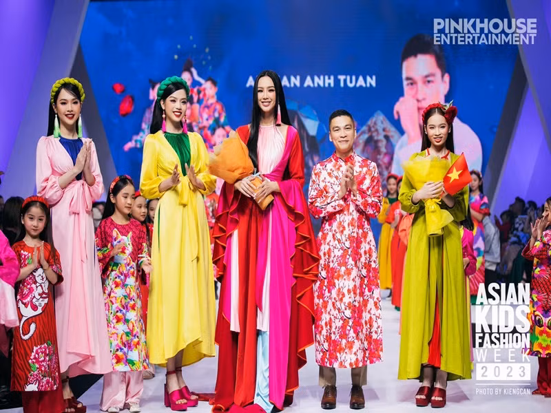 Người đẹp làm vedette trong nhiều chương trình thời trang.