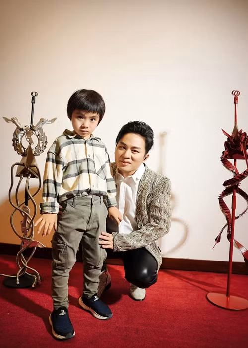 Con trai của Tùng Dương càng lớn càng kháu khỉnh. Ảnh: FBNV