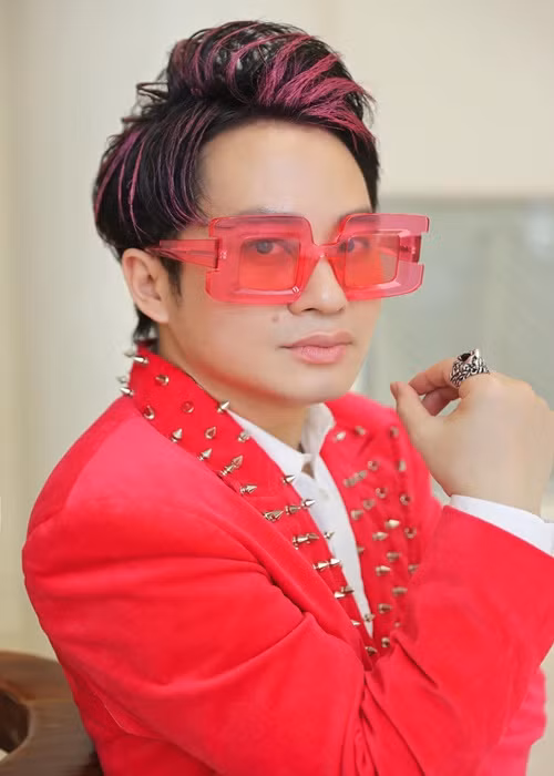 Mẹ của Tùng Dương sốc khi biết nam ca sĩ gắn bó với Giang Phạm. Mối quan hệ giữa mẹ và vợ của Tùng Dương trở nên tốt đẹp hơn khi vợ của nam ca sĩ sinh con trai chung. Ảnh: FBNV