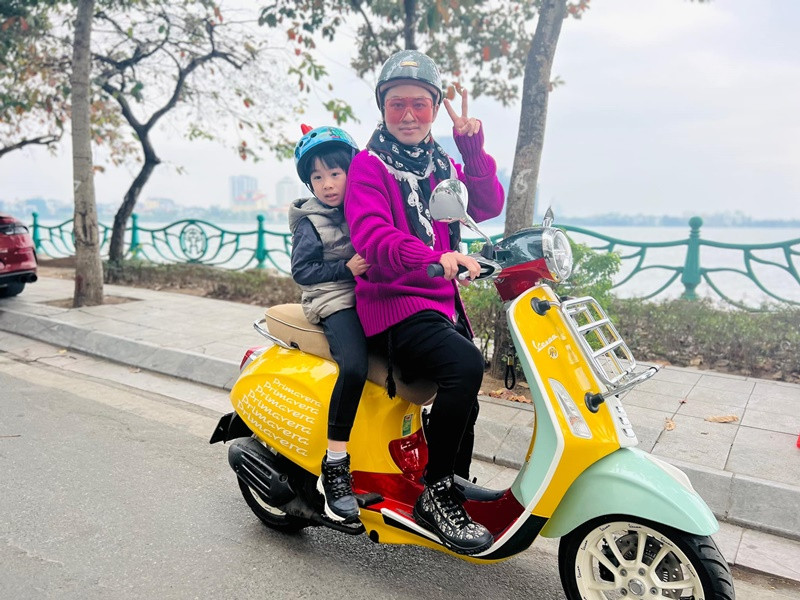 Tùng Dương luôn đối xử bình đẳng và công bằng giữa con riêng và con chung. Vì vậy, con gái riêng của vợ Tùng Dương tự hào về nam ca sĩ. Ảnh: FBNV