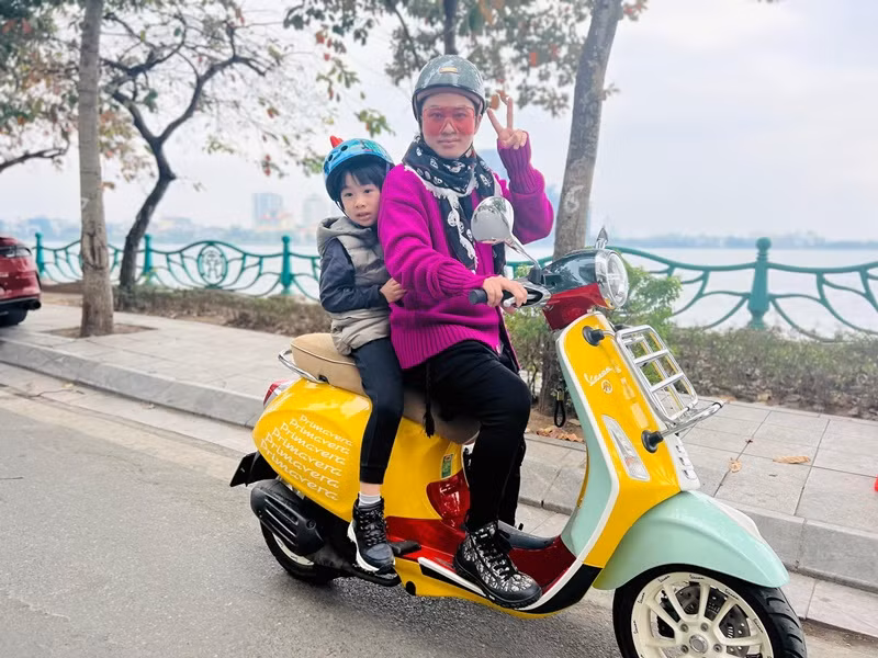 Tùng Dương luôn đối xử bình đẳng và công bằng giữa con riêng và con chung. Vì vậy, con gái riêng của vợ Tùng Dương tự hào về nam ca sĩ. Ảnh: FBNV