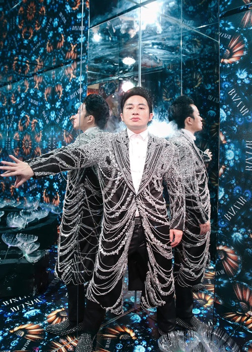 Theo Tùng Dương, vợ không chỉ ngại xuất hiện cùng anh ở những sự kiện họp báo hay lên mặt báo cùng anh, mà ngay cả khi chụp ảnh chung cũng đứng cách xa. “Tôi nghĩ, đó là cách thể hiện, cá tính của mỗi người và tôi tôn trọng điều đó”, Tùng Dương nói. Ảnh: FBNV