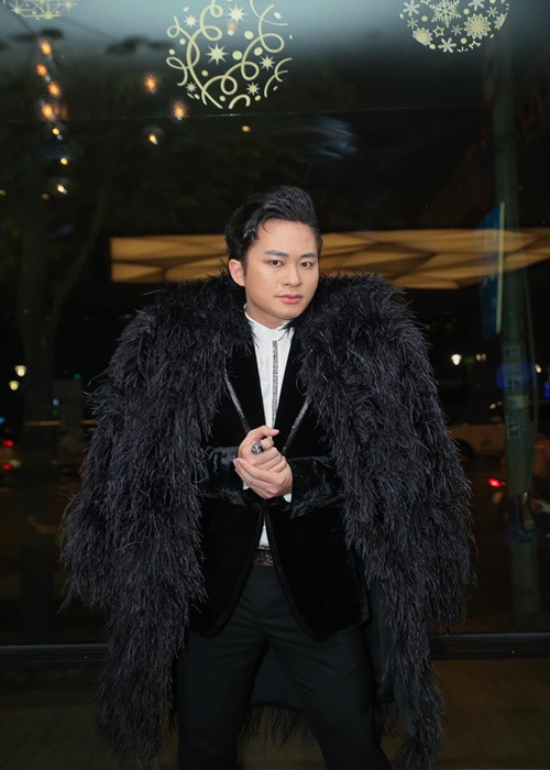 "Lần tôi đi thu âm album Độc Đạo với anh Nguyên Lê tại Paris. Bên cạnh việc chăm sóc tôi hàng ngày cô ấy cũng thể hiện việc sâu sát trong lúc tôi thu âm từng bài. Có những đoạn tôi muốn hát thế này, nhưng cô ấy cho rằng không phù hợp và muốn tôi chọn cách thể hiện khác. Chúng tôi cũng gay gắt tranh luận nhưng sau cùng tôi luôn là người lắng nghe những sự đóng góp của cô ấy - một người đã đồng sản xuất, sáng tạo và xây dựng cùng tôi hình ảnh cho chính mình suốt những năm qua để những sản phẩm âm nhạc của tôi, những liveshow luôn thành công và nhận nhiều giải thưởng Cống hiến", Tùng Dương chia sẻ trên VOV. Ảnh: FBNV