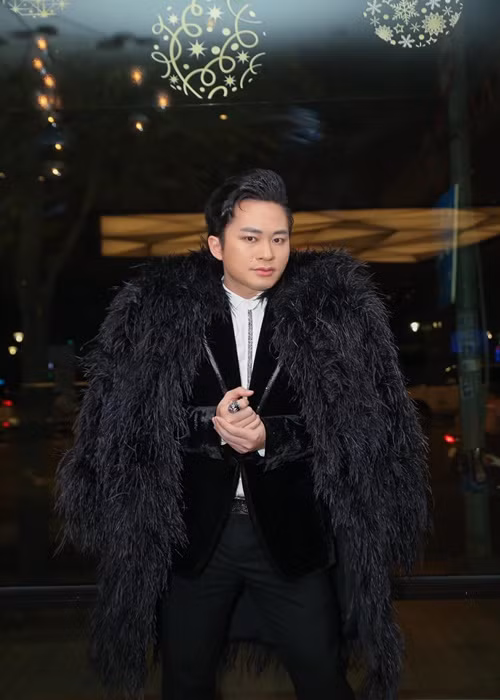 "Lần tôi đi thu âm album Độc Đạo với anh Nguyên Lê tại Paris. Bên cạnh việc chăm sóc tôi hàng ngày cô ấy cũng thể hiện việc sâu sát trong lúc tôi thu âm từng bài. Có những đoạn tôi muốn hát thế này, nhưng cô ấy cho rằng không phù hợp và muốn tôi chọn cách thể hiện khác. Chúng tôi cũng gay gắt tranh luận nhưng sau cùng tôi luôn là người lắng nghe những sự đóng góp của cô ấy - một người đã đồng sản xuất, sáng tạo và xây dựng cùng tôi hình ảnh cho chính mình suốt những năm qua để những sản phẩm âm nhạc của tôi, những liveshow luôn thành công và nhận nhiều giải thưởng Cống hiến", Tùng Dương chia sẻ trên VOV. Ảnh: FBNV