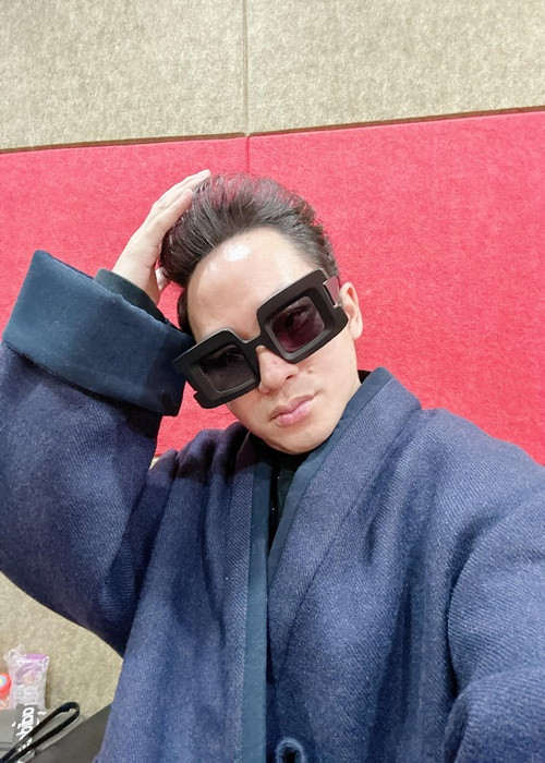 "Từ khi bé Voi chào đời, mọi chuyện đều được hóa giải. Hơn nữa, Giang biết đối nhân xử thế. Mẹ tôi dần hiểu và thương cô ấy nhiều hơn. Bây giờ, hai người thường về cùng một phe, tôi ở chiến tuyến ngược lại. Mẹ tôi cũng rất thương yêu con riêng của Giang”, Tùng Dương chia sẻ trên Người đưa tin. Ảnh: FBNV