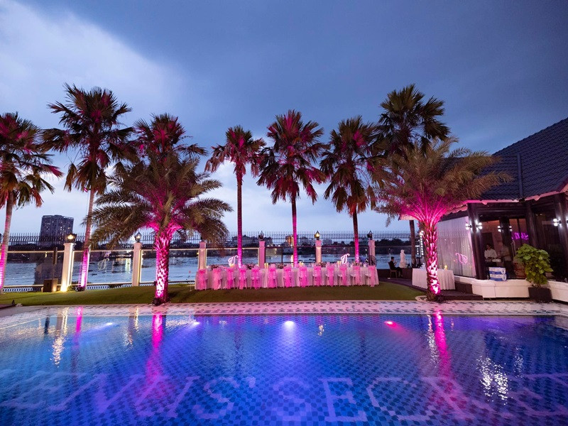 Biệt thự có bể bơi, quầy bar, khu vực sân vườn rộng rãi, một căn nhà kính để làm nơi làm việc. Ảnh: FBNV