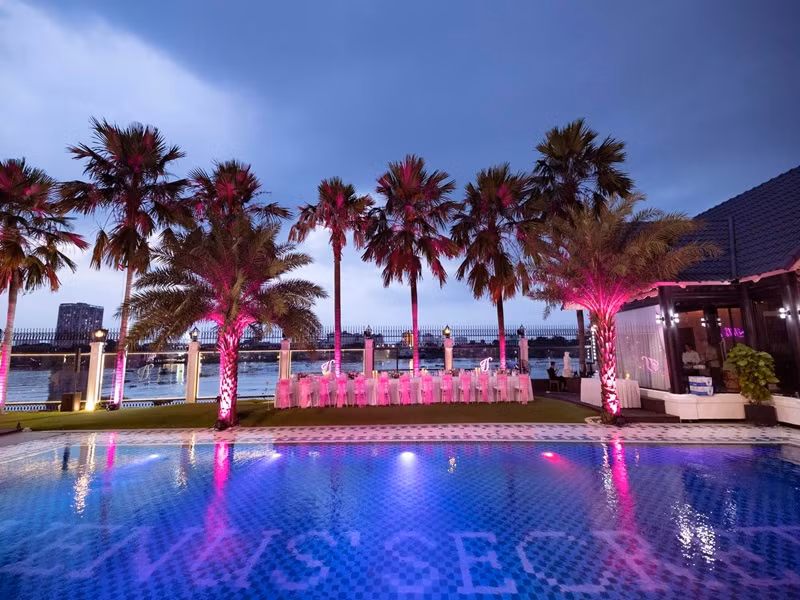 Biệt thự có bể bơi, quầy bar, khu vực sân vườn rộng rãi, một căn nhà kính để làm nơi làm việc. Ảnh: FBNV