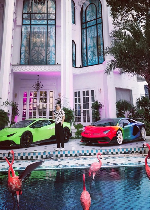 Ông bầu khoe xế sang, mô tô “khủng” ở biệt thự. Ảnh: FBNV