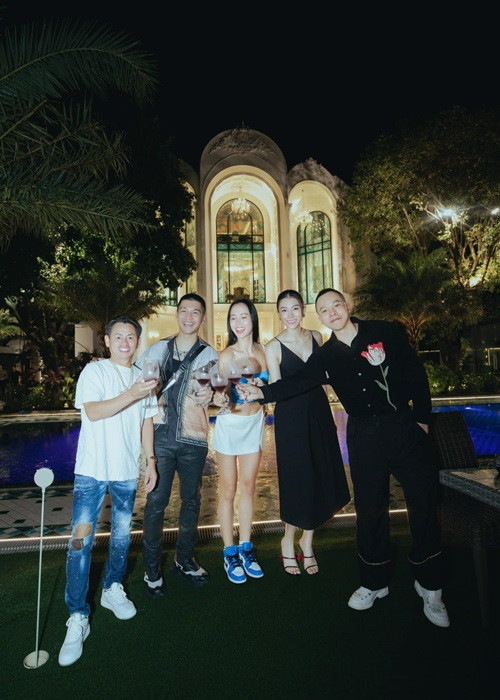 Khắc Tiệp tổ chức những buổi tiệc bên hồ bơi để gặp gỡ bạn bè, đồng nghiệp trong làng giải trí. Ảnh: FBNV