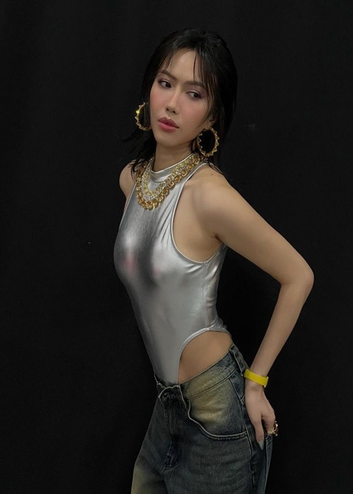 Ngày mới yêu Diệu Nhi, Anh Tú từng đăng loạt bình luận "hờn dỗi": "Buồn", "Không ngủ thâu đêm", "Tại sao có thể post ảnh này lên chứ nhỉ?", "Em lại vậy nữa rồi" khi nữ diễn viên hài chia sẻ hình ảnh gợi cảm trên mạng xã hội.