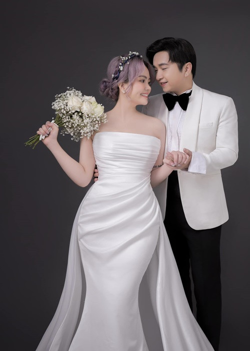 Cặp đôi trao nhau những cử chỉ ngọt ngào trong bộ ảnh cưới.