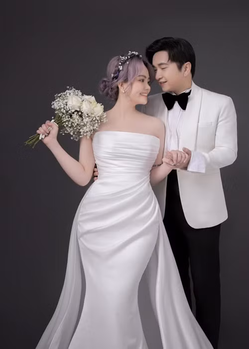 Cặp đôi trao nhau những cử chỉ ngọt ngào trong bộ ảnh cưới.