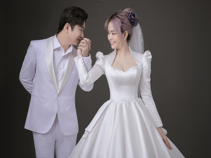 Bằng Cường thuê ê-kíp trang trí tiệc cưới với hoa tươi nhập khẩu hàng trăm triệu đồng. Váy cưới cô dâu đến từ một nhà thiết kế có tiếng.