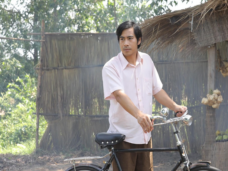 Trên trang cá nhân, nam diễn viên chủ yếu chia sẻ hình ảnh trên phim trường.