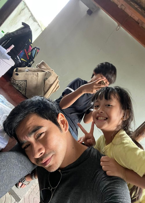 Năm 2022, anh từng định ngừng công việc diễn xuất để tập trung kinh doanh. Tuy nhiên, anh thay đổi suy nghĩ khi đóng phim cùng các diễn viên nhí. “Làm nghề nào cũng được, chỉ cần hết mình và thật sự yêu nó thì sẽ tìm thấy hạnh phúc trong đó. Mấy tháng trước mình đã định ngừng công việc này để tập trung kinh doanh toàn phần, nhưng giờ mình sẽ suy nghĩ lại! Cũng nhờ những bạn diễn đặc biệt gần đây! Theo tròn 19 năm không lẽ không trân quý sao”, Thanh Bình tâm sự.