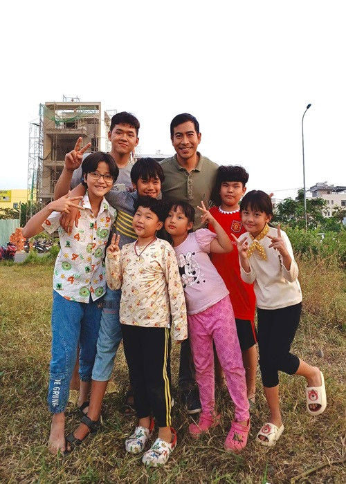 Nam diễn viên luôn thân thiện với các diễn viên nhí trên phim trường.