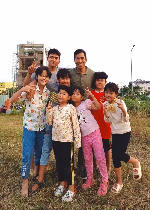 Nam diễn viên luôn thân thiện với các diễn viên nhí trên phim trường.