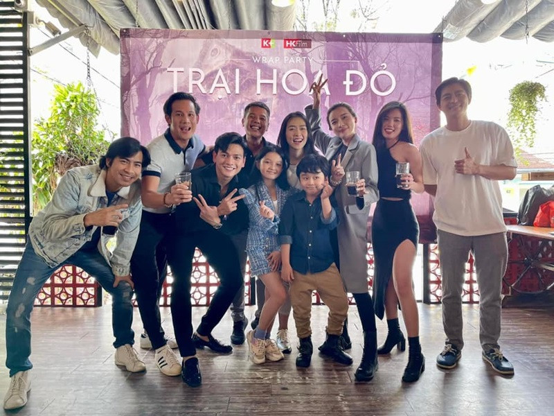 Thanh Bình rạng rỡ bên các bạn diễn phim “Trại hoa đỏ”.