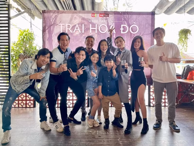 Thanh Bình rạng rỡ bên các bạn diễn phim “Trại hoa đỏ”.