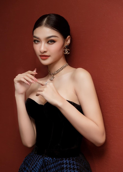 Chân dài sinh năm 2000 lấn sân ca hát sau khi đoạt danh hiệu á hậu. Ảnh: FBNV