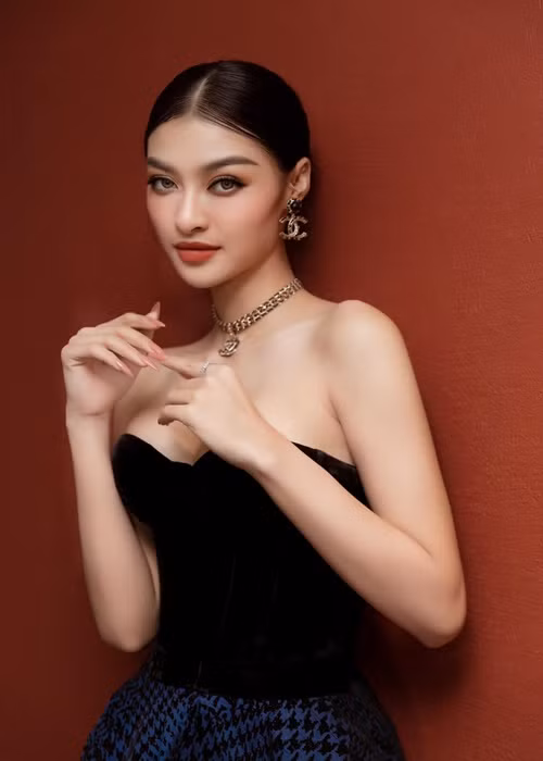 Chân dài sinh năm 2000 lấn sân ca hát sau khi đoạt danh hiệu á hậu. Ảnh: FBNV