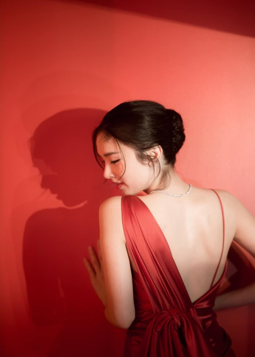 Ở tuổi 37, Nong Poy lựa chọn phong cách thời trang thanh lịch, gợi cảm vừa đủ.