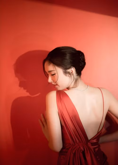 Ở tuổi 37, Nong Poy lựa chọn phong cách thời trang thanh lịch, gợi cảm vừa đủ.