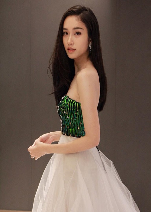 Nong Poy sắp trở thành cô dâu. Tháng 3 tới đây, người đẹp sẽ làm đám cưới với doanh nhân Oak Phakwa Hongyok.