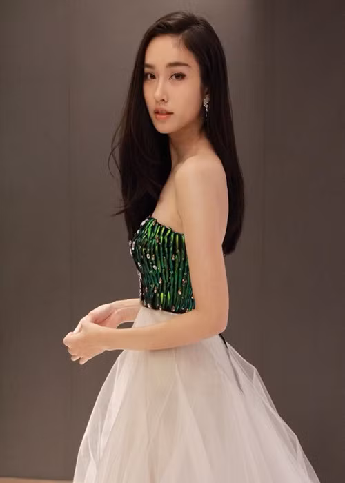 Nong Poy sắp trở thành cô dâu. Tháng 3 tới đây, người đẹp sẽ làm đám cưới với doanh nhân Oak Phakwa Hongyok.