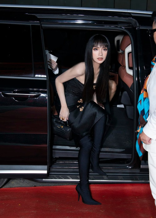 Cuộc sống của nữ ca sĩ chuyển giới Việt đầy xa hoa, sang chảnh.