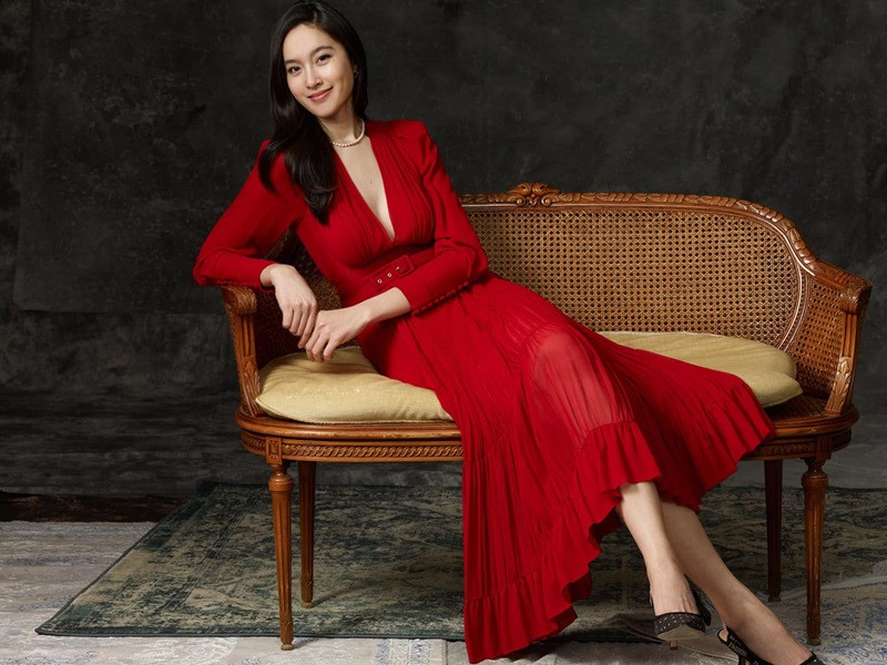 Mỹ nhân chuyển giới đẹp nhất Thái Lan luôn giữ được vẻ rạng rỡ.