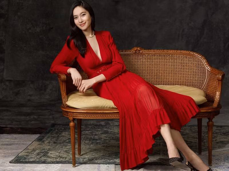 Mỹ nhân chuyển giới đẹp nhất Thái Lan luôn giữ được vẻ rạng rỡ.