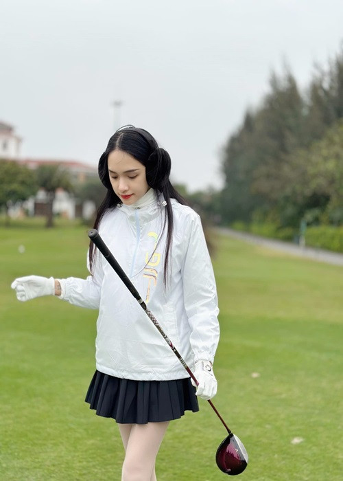 Hương Giang thường xuyên mặc đồ hiệu, đi đánh golf.