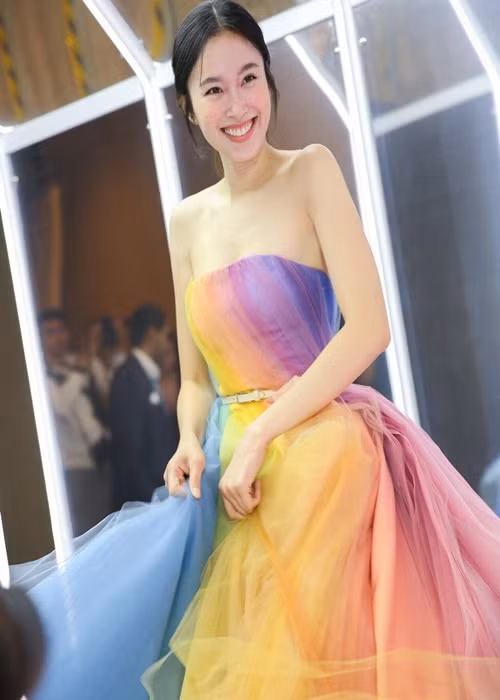 Nong Poy và chồng sắp cưới công khai hẹn hò vào năm 2022.