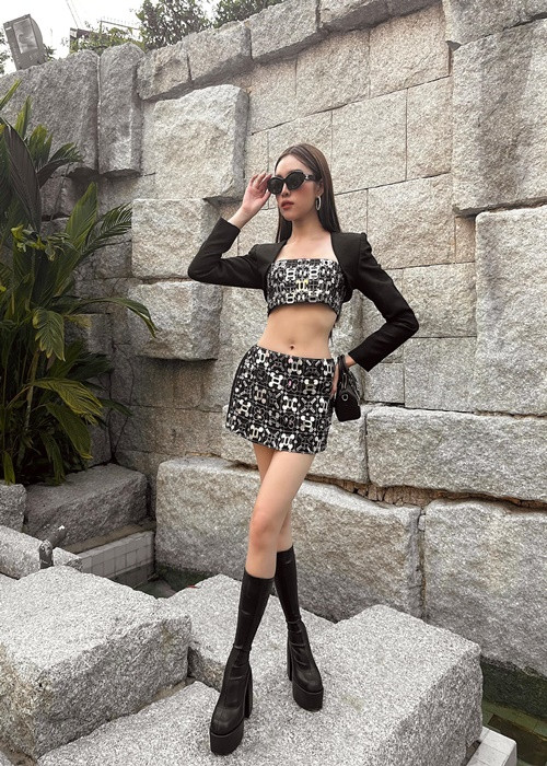 Trước "chiếc áo ngắn 10cm" gây tranh cãi, cô để lộ da mặt sần sùi qua camera thường.