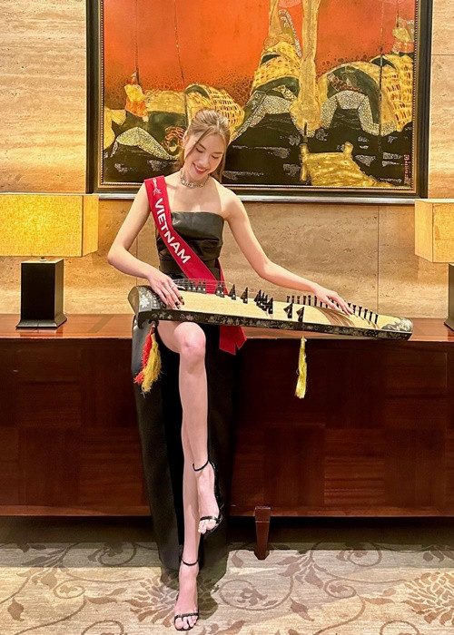 Đại diện Việt Nam chuộng mặc trang phục gợi cảm khoe đôi chân dài miên man, vòng eo thon gọn cùng vòng một nở nang.
