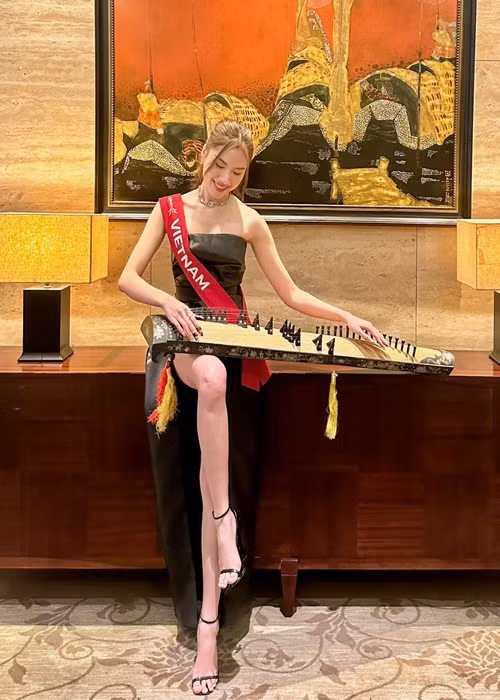 Đại diện Việt Nam chuộng mặc trang phục gợi cảm khoe đôi chân dài miên man, vòng eo thon gọn cùng vòng một nở nang.