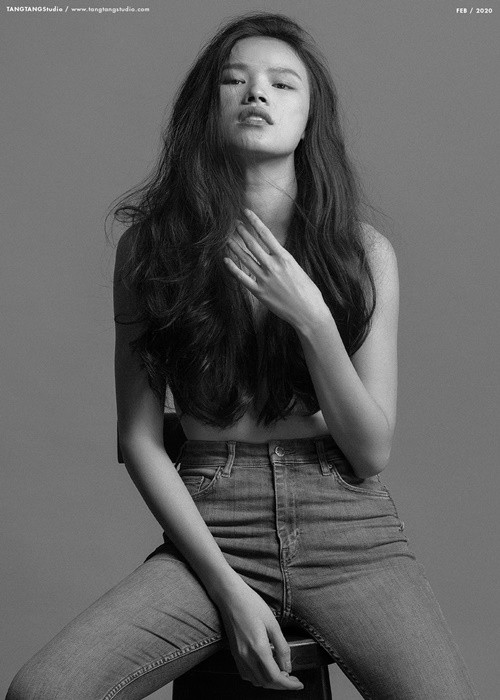 Chân dài dùng tóc che vòng một khi chụp ảnh.