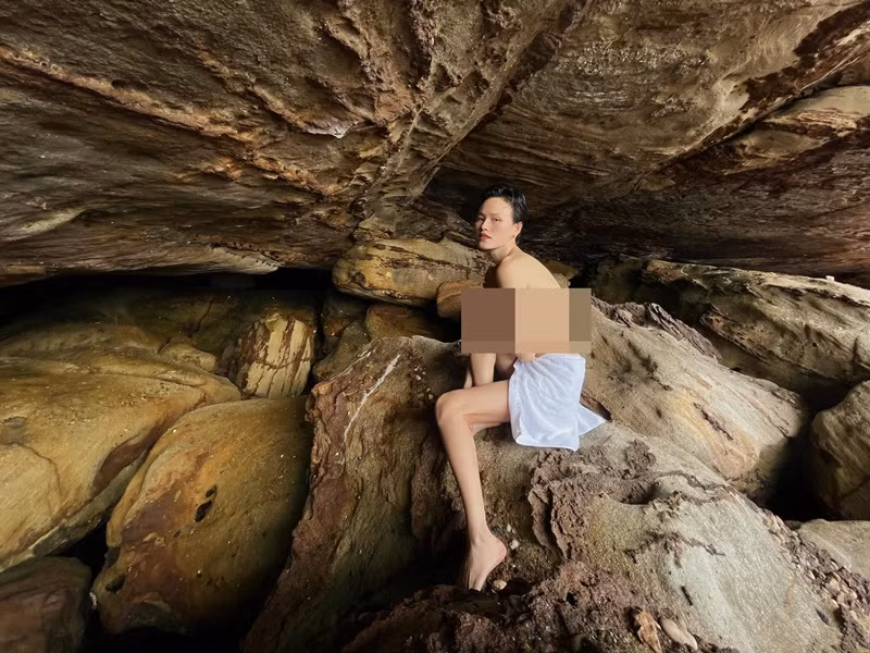 Trên trang cá nhân, người mẫu Tuyết Lan chia sẻ loạt ảnh trong hang động. Người đẹp che chắn ngực trần bằng tay.