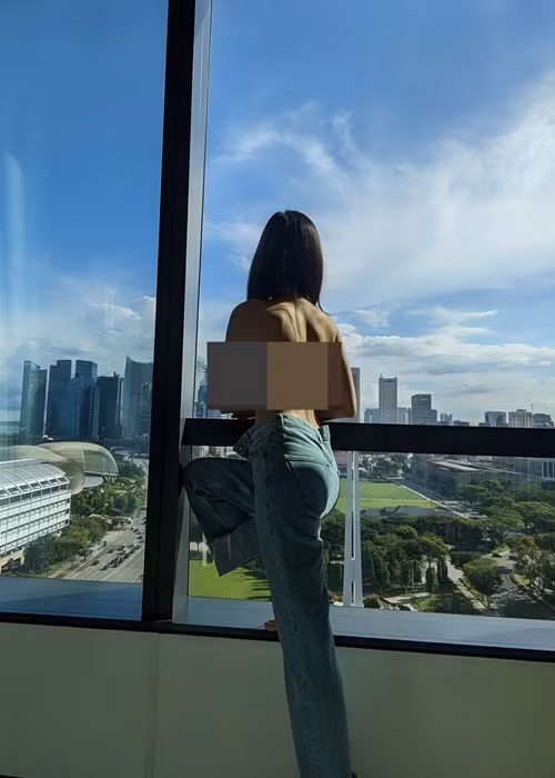 Tuyết Lan quay lưng lại phía máy ảnh để lộ lưng ong quyến rũ.